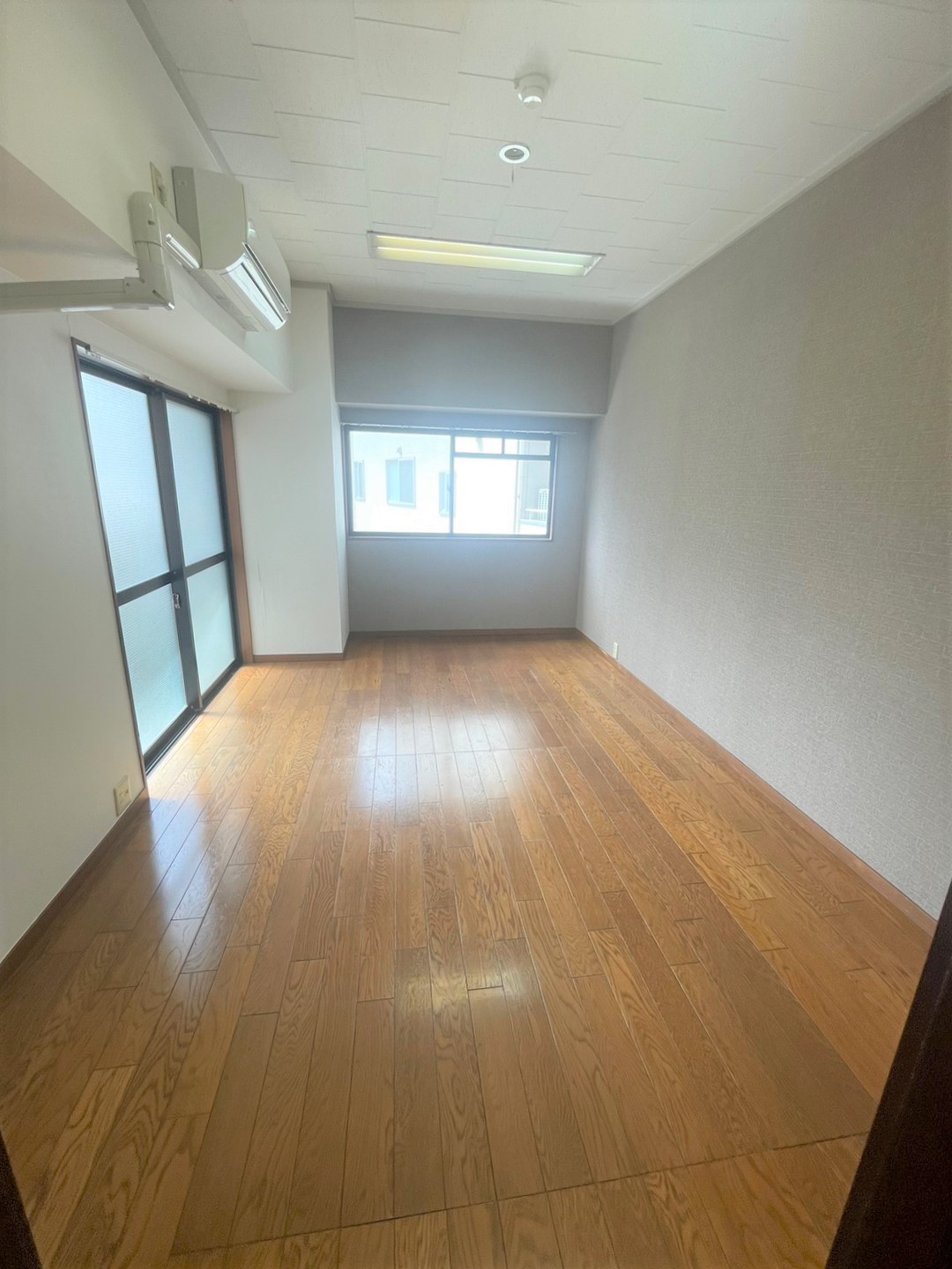 居室・リビング　二面採光の明るいお部屋です。