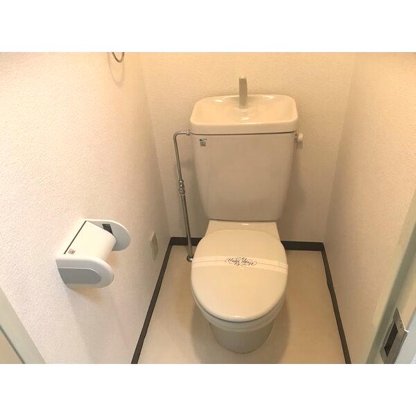 トイレ　落ち着いた色調のトイレです