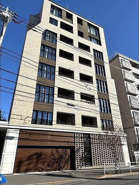 建物外観　鉄筋コンクリート造・総戸数は15戸です。