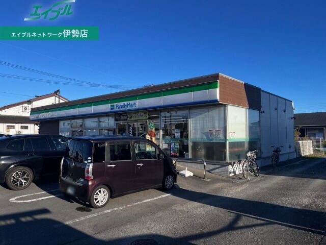 コンビニ　ファミリーマート伊勢上地店（コンビニ）まで1290m
