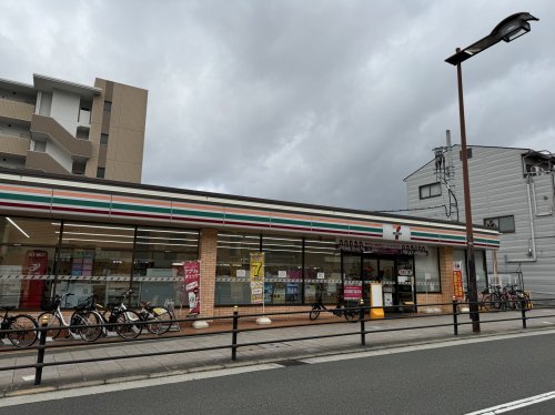 コンビニ　セブンイレブン JR放出駅西店（コンビニ）まで795m