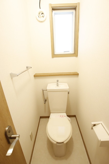 トイレ　トイレには窓があり明るいです。
