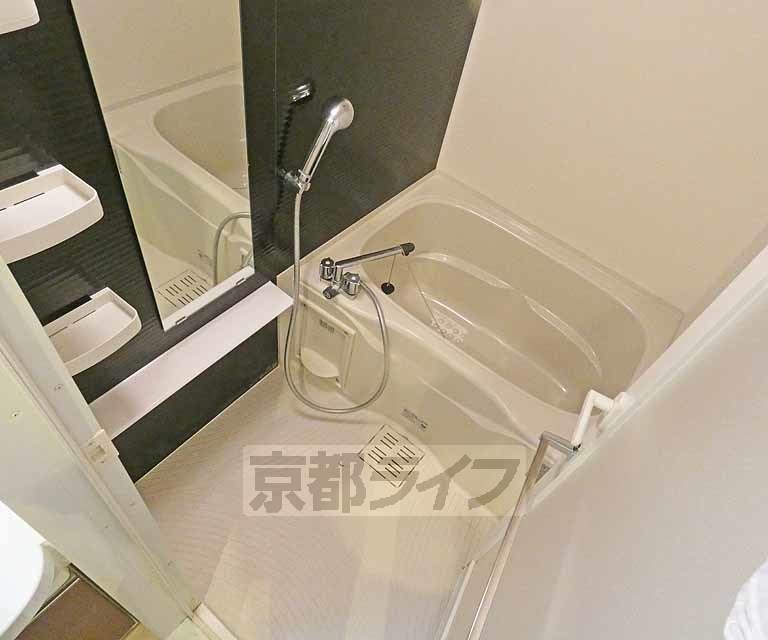 バス・シャワールーム　鏡の付いた便利なお風呂