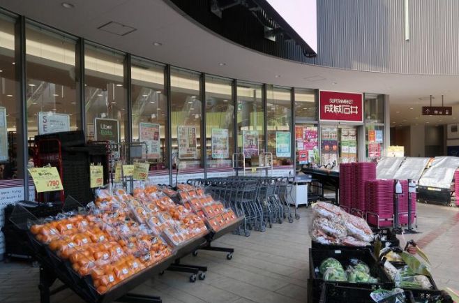 スーパー　成城石井東京ドームラクーア店（スーパー）まで357m
