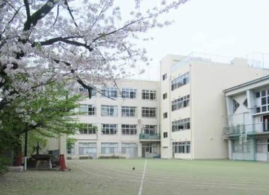 小学校　文京区立大塚小学校（小学校）まで121m