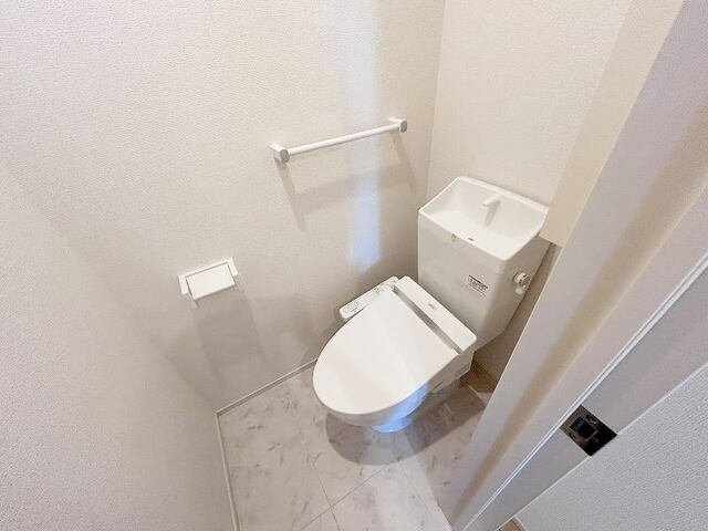 トイレ　落ち着いた色調のトイレです