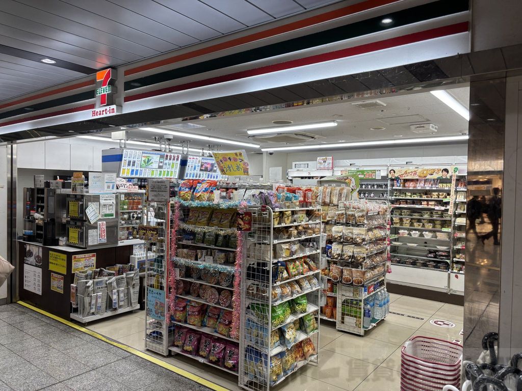 コンビニ　セブンイレブンハートインJR新大阪駅2階西店（コンビニ）まで650m
