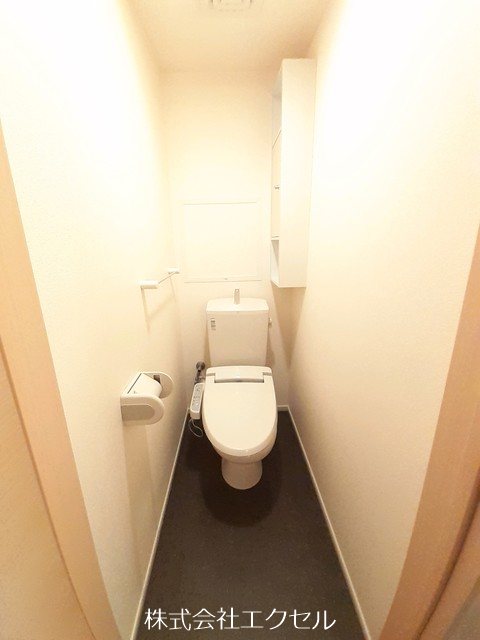 トイレ　温水洗浄便座です。