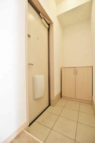 玄関　画像は別号室。ご参考にどうぞ