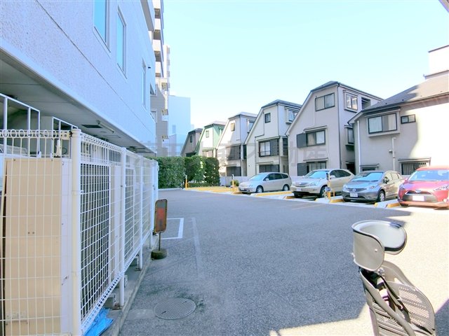 駐車場　敷地内機械式駐車場　26.400円　空き状況等詳細はお問合せ