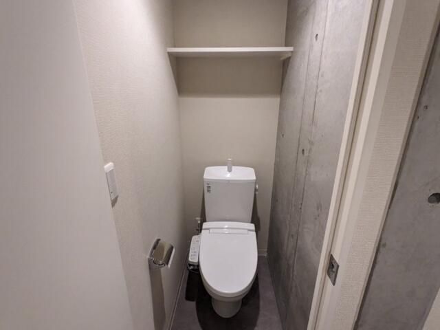 トイレ　落ち着いた色調のトイレです