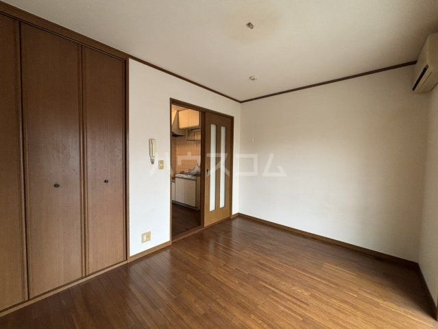 カメリアハイツ千葉の居間写真