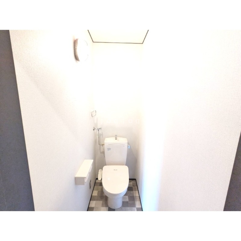 トイレ　嬉しい温水洗浄便座付きのトイレです。