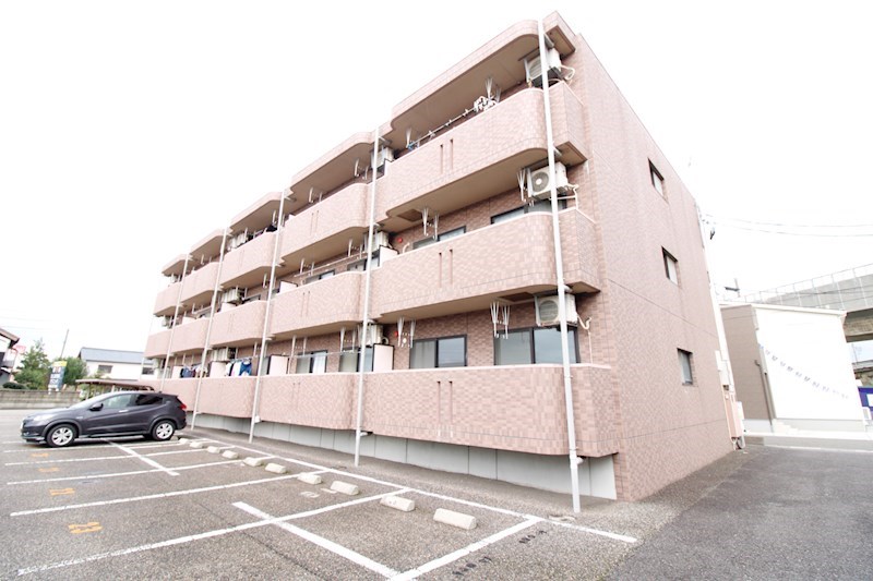 建物外観　3階建てマンション