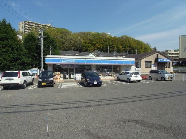 コンビニ　ローソン 山の街店（コンビニ）まで716m