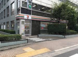 コンビニ　セブンイレブン港区芝1丁目店（コンビニ）まで220m