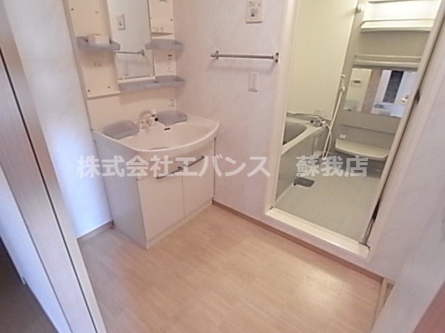 洗面設備　コンパクトで使いやすい洗面所