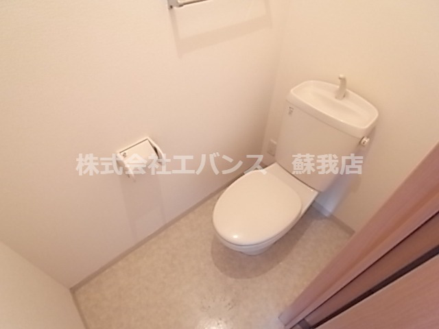 トイレ　落ち着いた色調のトイレです