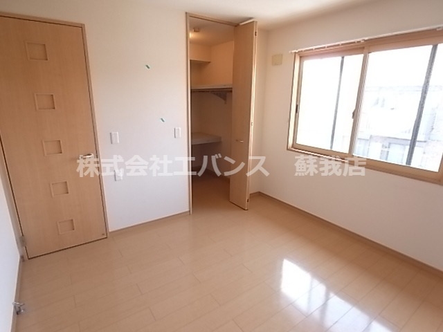その他部屋・スペース　開放的な寝室です