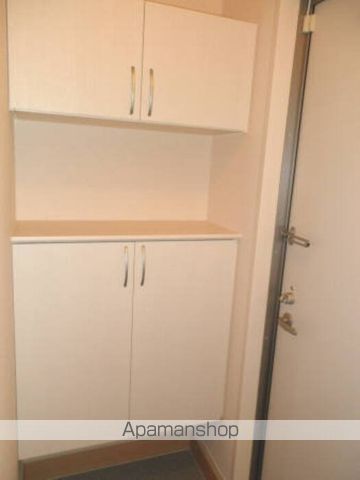福山市 3階建 築15年の玄関写真