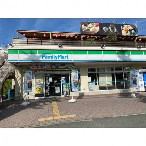 コンビニ　ファミリーマート（コンビニ）まで720m
