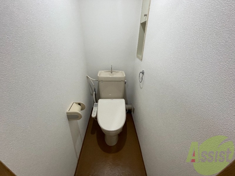 トイレ　温水洗浄付きの便座です。便利で使い勝手がいいですね。