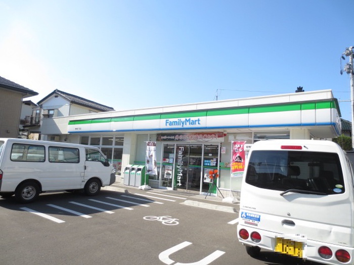 コンビニ　ファミリーマート 新寺四丁目店（コンビニ）まで709m