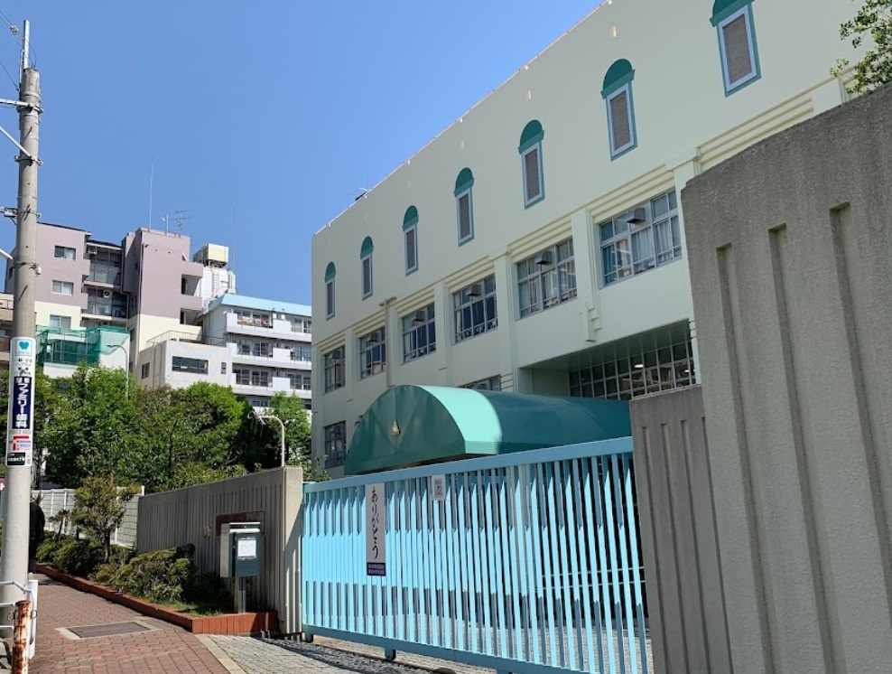 小学校　神戸市立稗田小学校（小学校）まで452m
