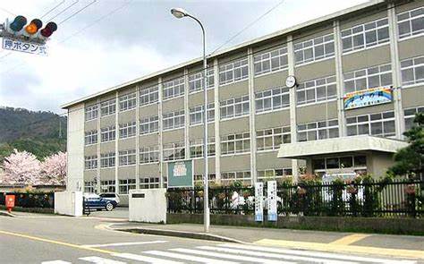 中学校　舞鶴市立青葉中学校（中学校）まで586m