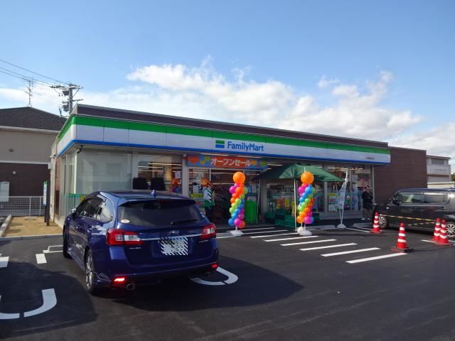 コンビニ　ファミリーマート（コンビニ）まで560m