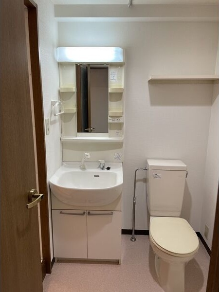 洗面設備　※写真は同じマンションの違う部屋のものになります。