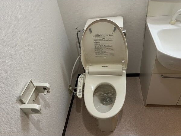 トイレ　※写真は同じマンションの違う部屋のものになります。