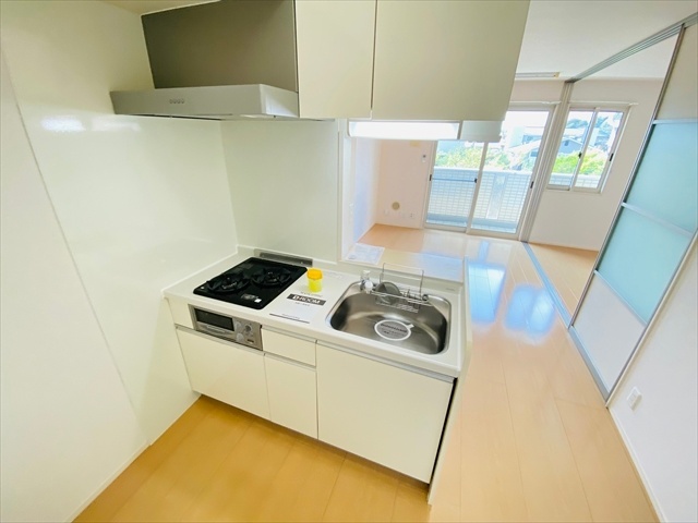 キッチン　同一建物内２０２号室内装写真転載