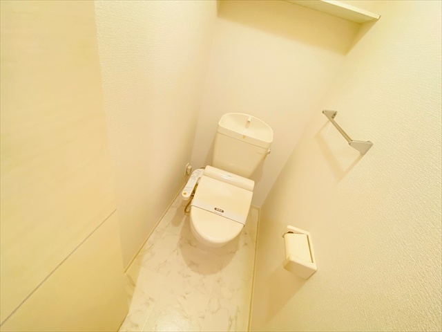 トイレ　同一建物内２０２号室内装写真転載