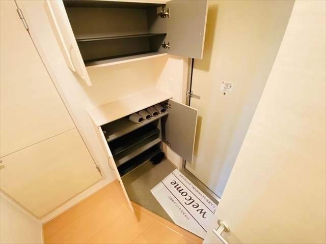 玄関　同一建物内２０２号室内装写真転載