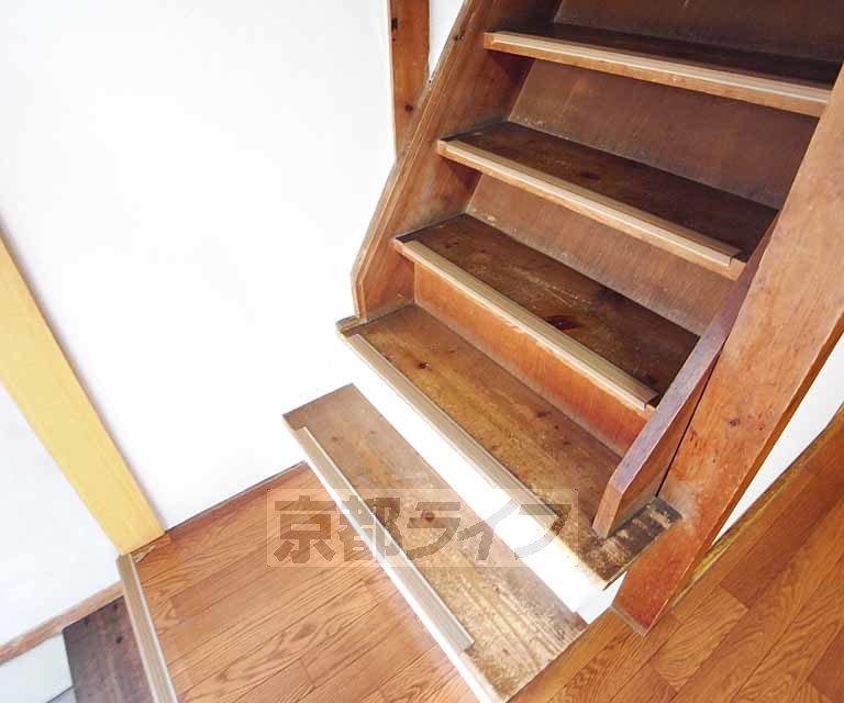 その他部屋・スペース　２階へ上る階段です