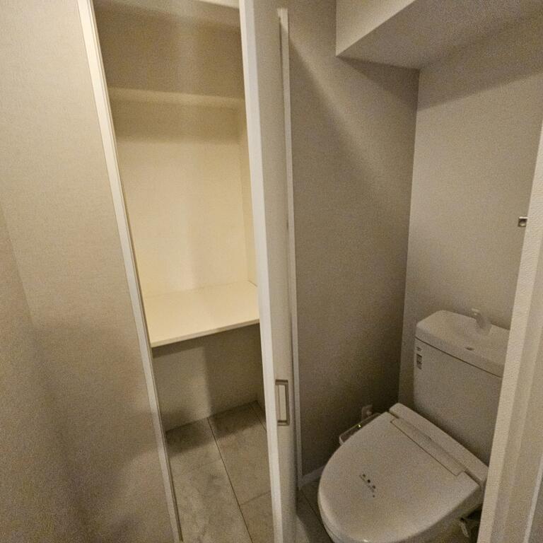 トイレ　トイレの奥に大きな収納ございます。