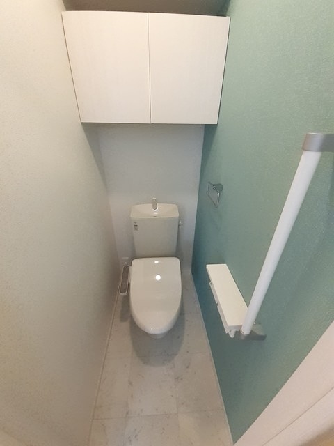 トイレ　温水洗浄便座ございます。