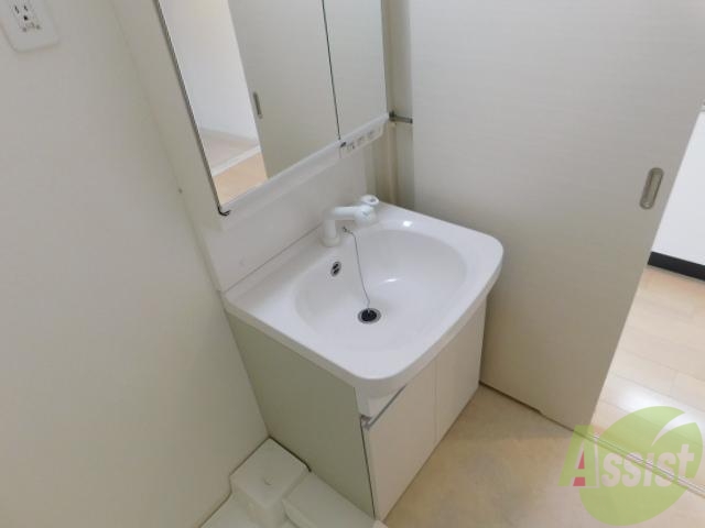 洗面設備　縦型の鏡つき