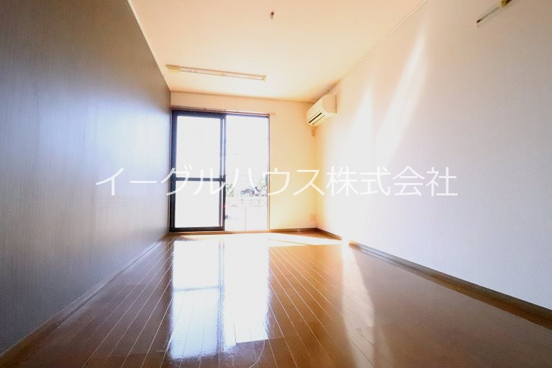 居室・リビング　退去予定のため別部屋写真使用