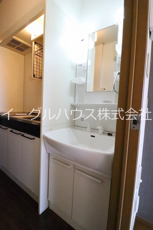 洗面設備　退去予定のため別部屋写真使用