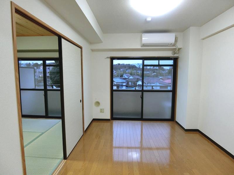 タカーラ・ハーヴェスト壱番館の居間写真