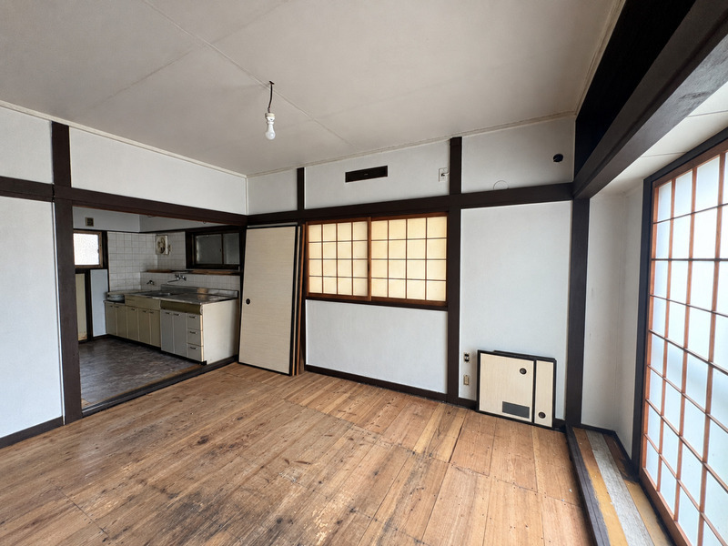 ＪＲ紀勢本線 宮前駅 徒歩14分 2階建 築48年の居間写真