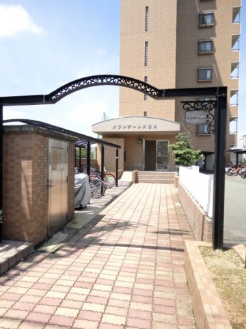 エントランス　落ち着いたエントランスです