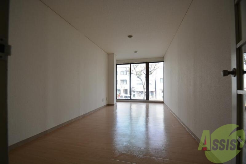 居室・リビング　大きな窓で明るいお部屋です