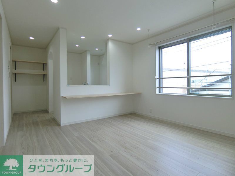居室・リビング　ナチュラルな木目調の床材・建具を使用しており、温かい空間を…