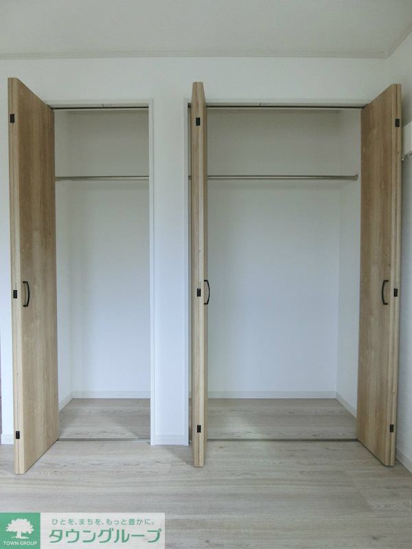 収納　ナチュラルな木目調の床材・建具を使用しており、温かい空間を…
