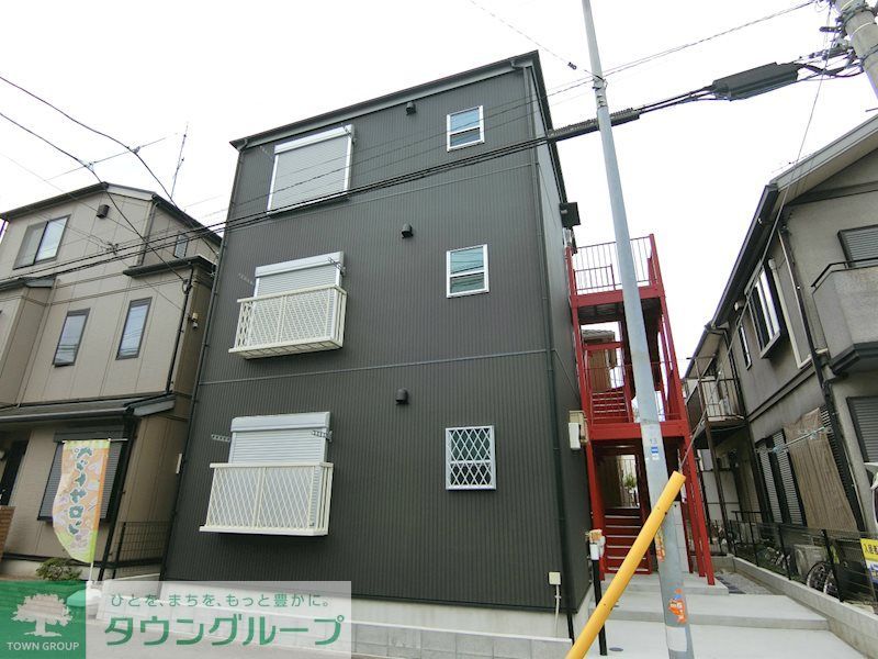 建物外観　外装は黒を基調としたシンプルモダンな外壁にアクセントカラー…