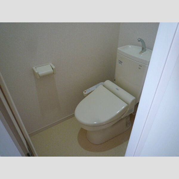トイレ　写真は6号室のものです。