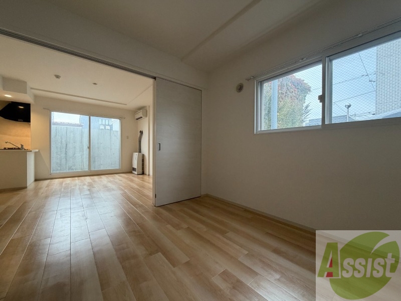 その他部屋・スペース　こちらのお部屋は光が差し込む、温かみのあるお部屋です。